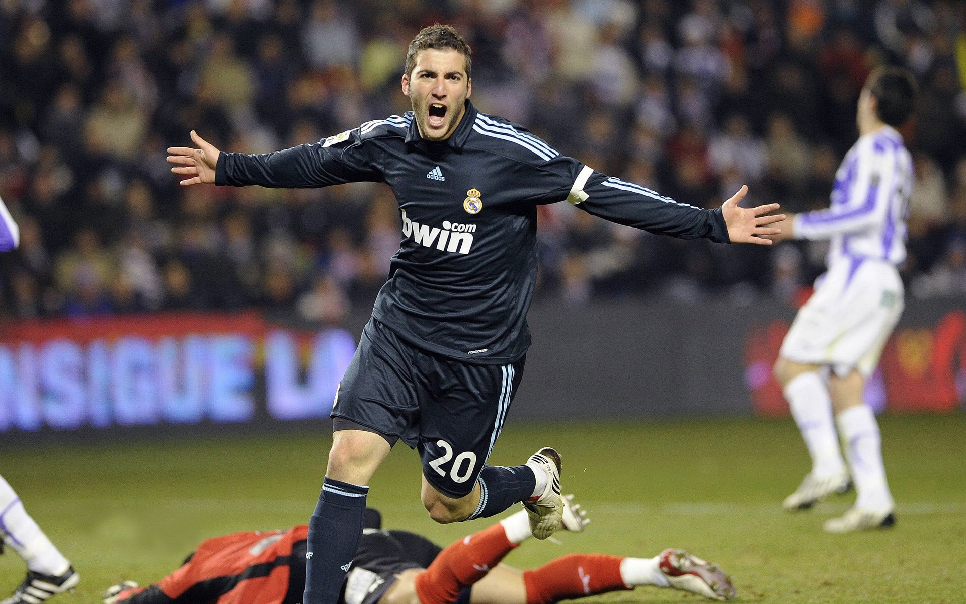 火爆足球对决中球员表现出色,赢得掌声,火爆足球对决中球员表现出色,赢得掌声的是谁