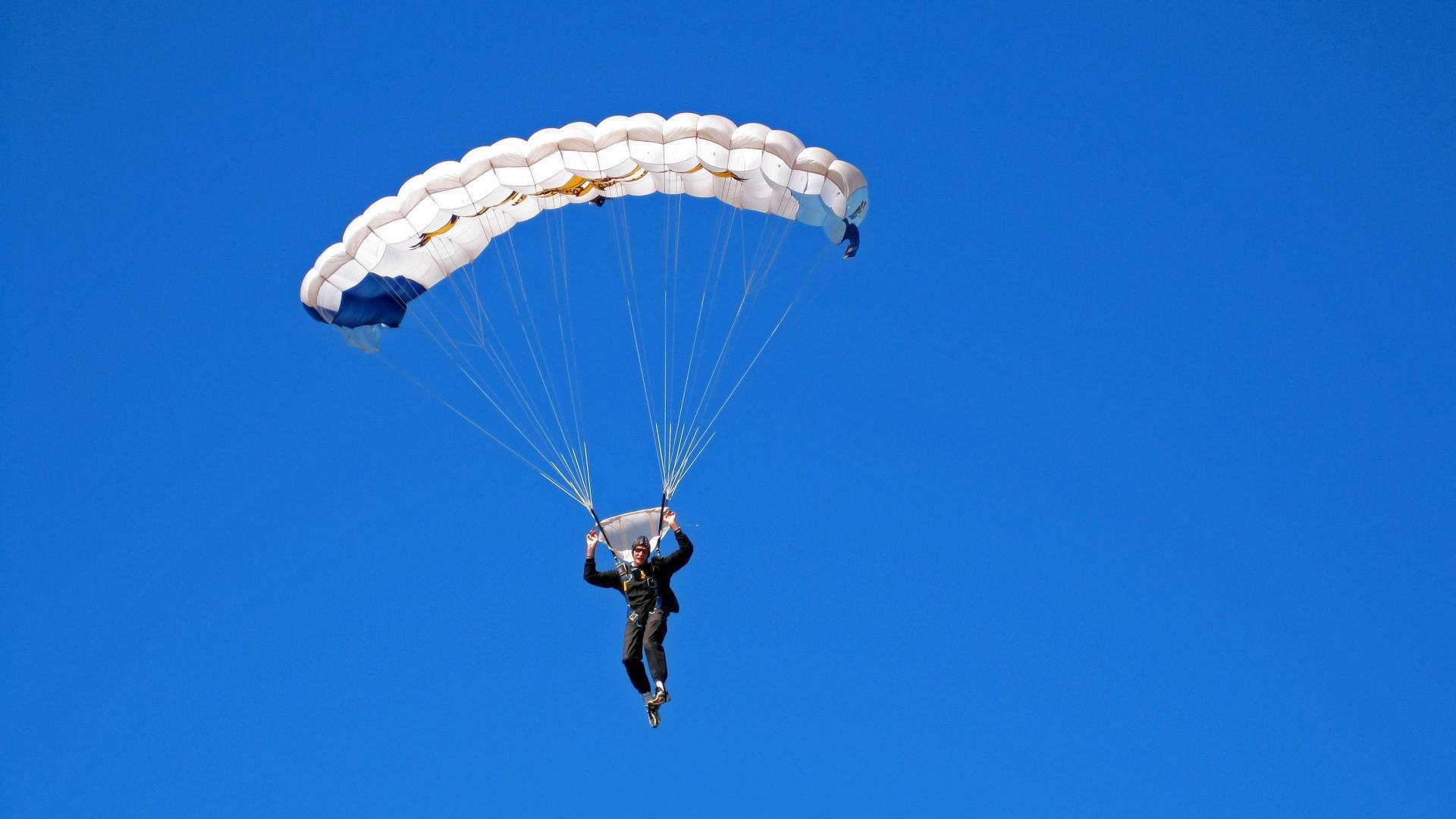 “高新体育中心：举重选手突破极限，赛场上演壮丽的力量之战”