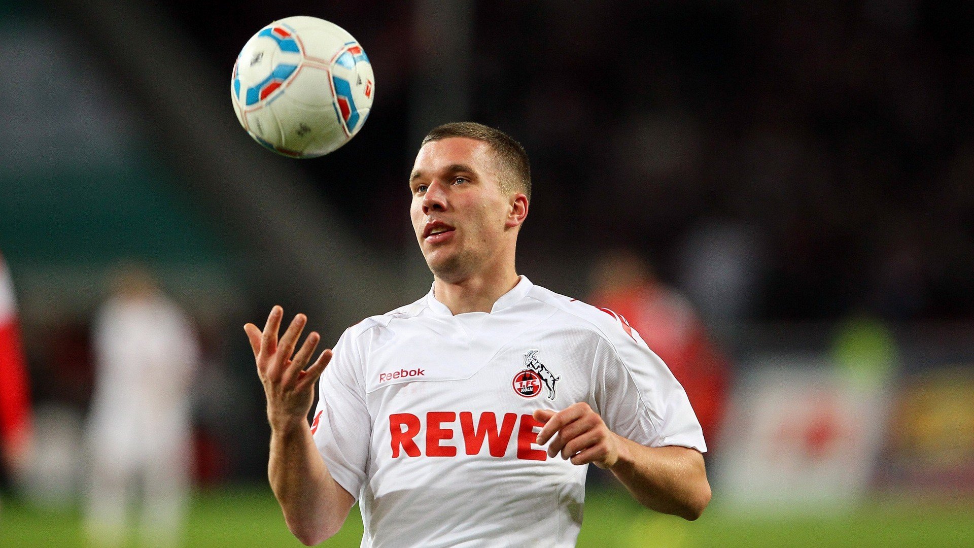 本菲卡后腰调度精准，攻守兼备，本菲卡著名球员